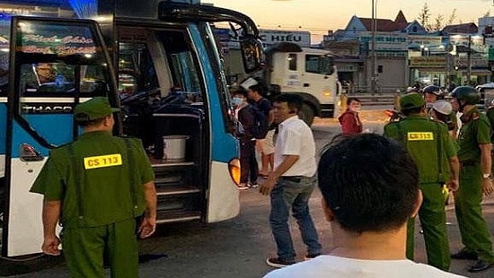 Công an khám nghiệm hiện trường xảy ra vụ việc