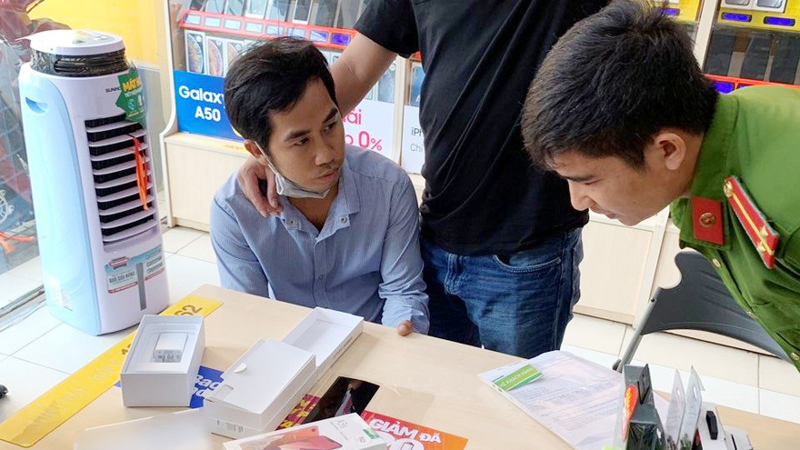 Đối tượng Hậu (áo trắng, ngồi) bị công an bắt giữ