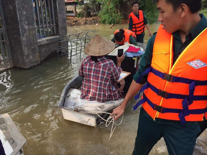  Thủy điện tăng cường xả lũ, hàng trăm ngôi nhà ngập trong biển nước