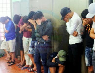 Các “dân chơi” sử dụng ma túy trong quán bar bị đưa về trụ sở công an kiểm tra. Ảnh: Dân trí