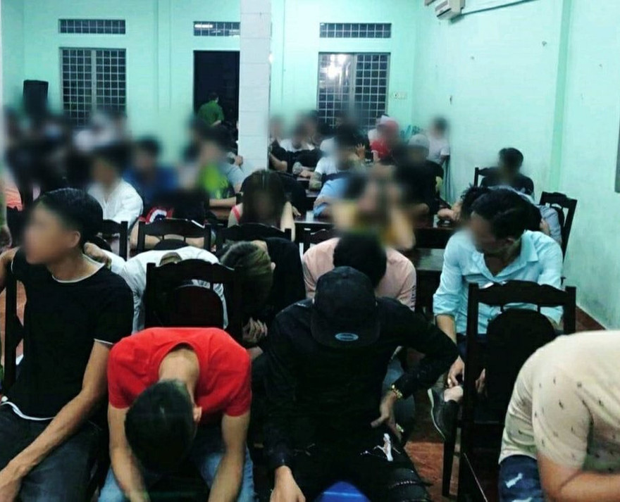 Hàng trăm đối tượng dương tính với ma túy trong quán bar sang nhất Biên Hòa