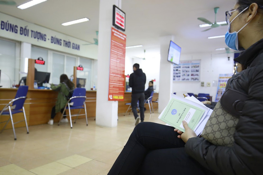 Người lao động làm thủ tục hưởng các chế độ BHXH tại Hà Nội. Ảnh: Như Ý.