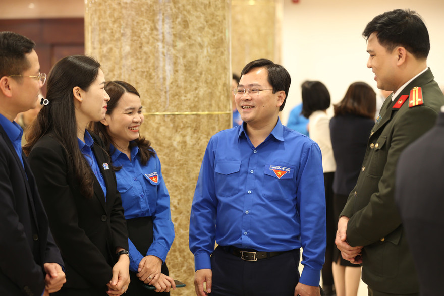 Anh Nguyễn Anh Tuấn, Ủy viên T.Ư Đảng, Bí thư thứ nhất T.Ư Đoàn, Chủ tịch Hội LHTN Việt Nam trao đổi với thanh niên tại hội thảo. Ảnh: Như Ý