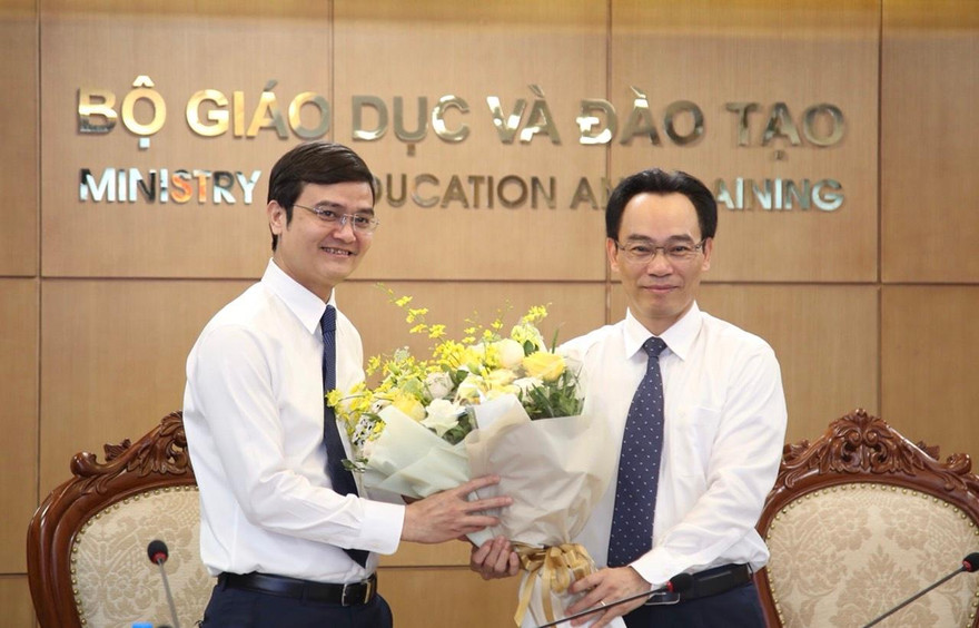 Thứ trưởng Hoàng Minh Sơn (bên phải) tặng hoa chúc mừng anh Bùi Quang Huy, Ủy viên dự khuyết T.Ư Đảng, Bí thư thường trực T.Ư Đoàn, Chủ tịch Hội SVVN nhân dịp Đoàn TNCS Hồ Chí Minh kỷ niệm 90 năm. 