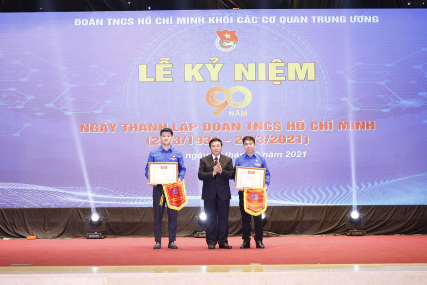 Ông Nguyễn Xuân Thắng, Ủy viên Bộ Chính trị, Giám đốc Học viện Chính trị Quốc gia Hồ Chí Minh, Chủ tịch Hội đồng lý luận T.Ư trao giải thưởng cho 2 chi đoàn mạnh toàn quốc.