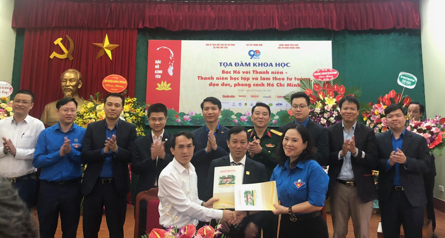 Ban Quản lý Khu di tích Chủ tịch Hồ Chí Minh ký kết với đơn vị khởi động công trình số hóa tài liệu và hiện vật của Khu di tích Chủ tịch Hồ Chí Minh