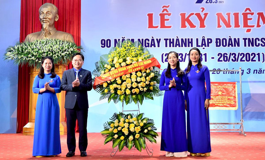 Anh Nguyễn Anh Tuấn, Ủy viên T.Ư Đảng, Bí thư thứ nhất T.Ư Đoàn, Chủ tịch Hội LHTN Việt Nam tặng hoa chúc mừng Tỉnh Đoàn Tuyên Quang.
