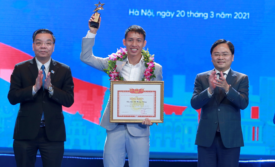 Anh Nguyễn Anh Tuấn, Ủy viên T.Ư Đảng, Bí thư thứ nhất T.Ư Đoàn, Chủ tịch T.Ư Hội LHTN Việt Nam (bên phải) và ông chu Ngọc Anh, Ủy viên T.Ư Đảng, Chủ tịch UBND TP Hà Nội (bên trái) trao tặng phần thưởng cho Gương mặt trẻ Thủ đô tiêu biểu 2020.