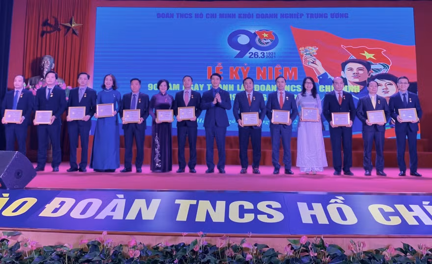 Anh Nguyễn Ngọc Lương, Bí thư T.Ư Đoàn, Chủ tịch Hội đồng Đội T.Ư tặng Kỷ niệm chương Vì thế hệ trẻ cho 18 cá nhân. 