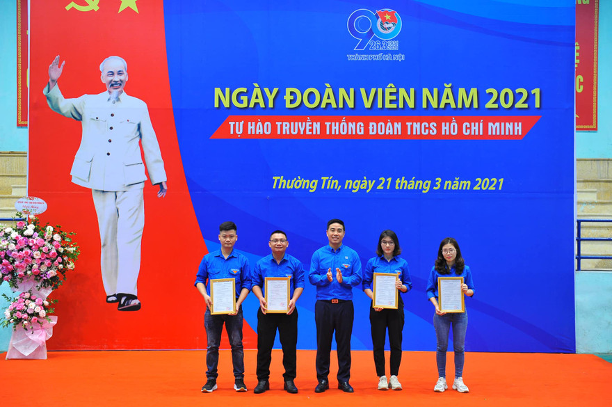 Trao quyết định thành lập 4 chi đoàn mới tại doanh nghiệp ngoài nhà nước. 