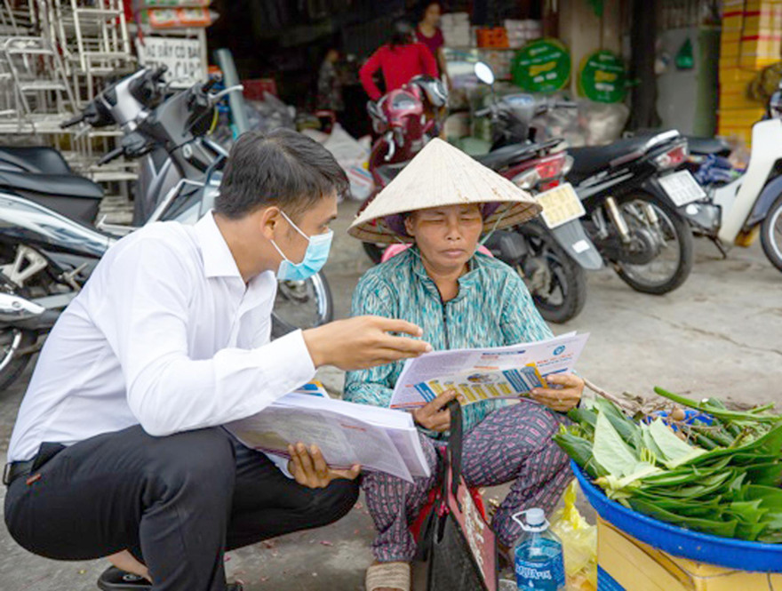 Cán bộ BHXH xuống gặp từng người dân để vận động tham gia BHXH, Bảo hiểm y tế. Ảnh minh họa.