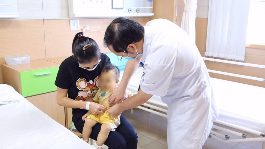 BS khám cho bệnh nhân L.H.P. Ảnh: Bệnh viện cung cấp