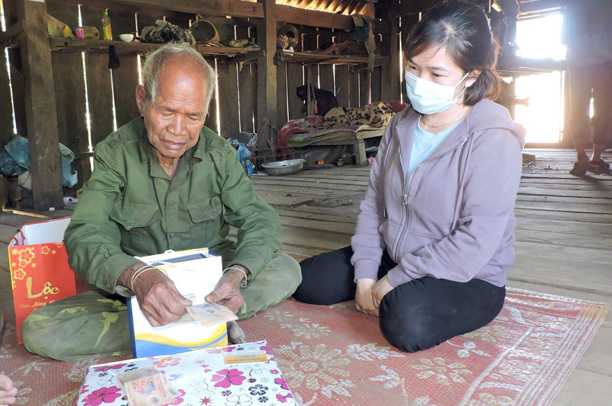 Ông A Thiêng phấn khởi khoe số tiền lương mới được lĩnh