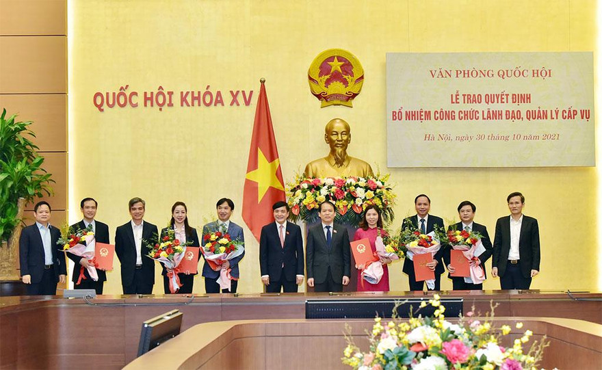Tổng Thư ký Quốc hội, Chủ nhiệm Văn phòng Quốc hội Bùi Văn Cường và Chủ nhiệm Ủy ban Pháp luật Hoàng Thanh Tùng trao quyết định và chúc mừng các cán bộ được bổ nhiệm. 