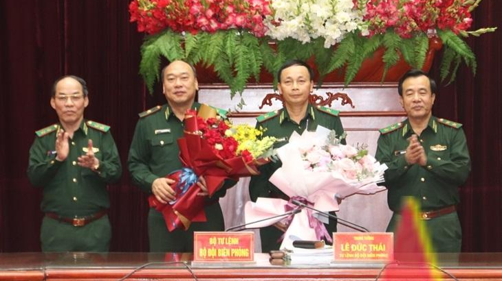 Trung tướng Lê Đức Thái và Trung tướng Đỗ Danh Vượng tặng hoa chúc mừng Thiếu tướng Lê Quang Đạo và Thiếu tướng Hoàng Hữu Chiến. Ảnh Báo Biên Phòng 