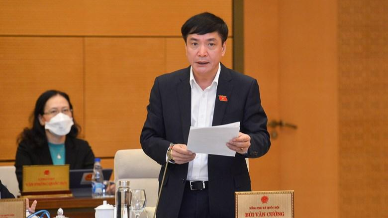 Tổng Thư ký Quốc hội Bùi Văn Cường báo cáo tại phiên họp. Ảnh QH