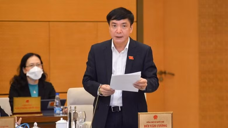 Tổng Thư ký Quốc hội Bùi Văn Cường báo cáo tại phiên họp. Ảnh QH