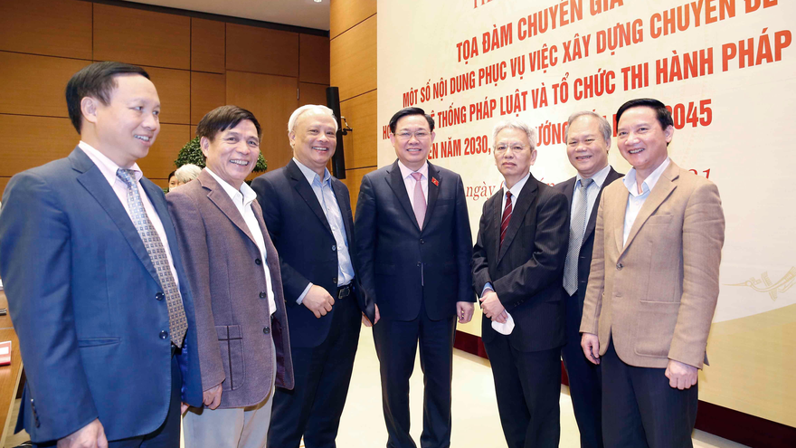 Chủ tịch Quốc hội Vương Đình Huệ và các chuyên gia tại buổi toạ đàm