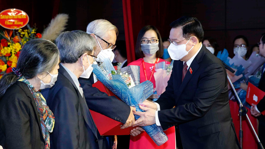 Chủ tịch Quốc hội, GS.TS, Nhà giáo ưu tú Vương Đình Huệ gặp mặt, tri ân các thầy giáo, cô giáo 