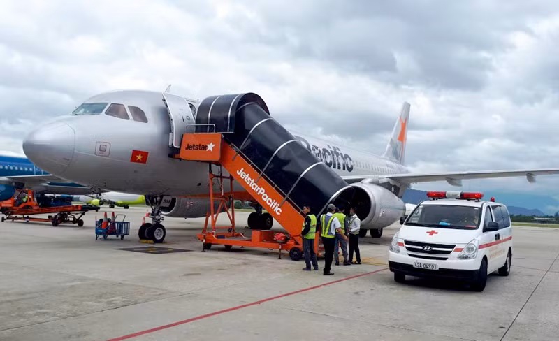 Máy bay Jetstar hạ cánh khẩn cấp cứu bệnh nhân sốc thuốc