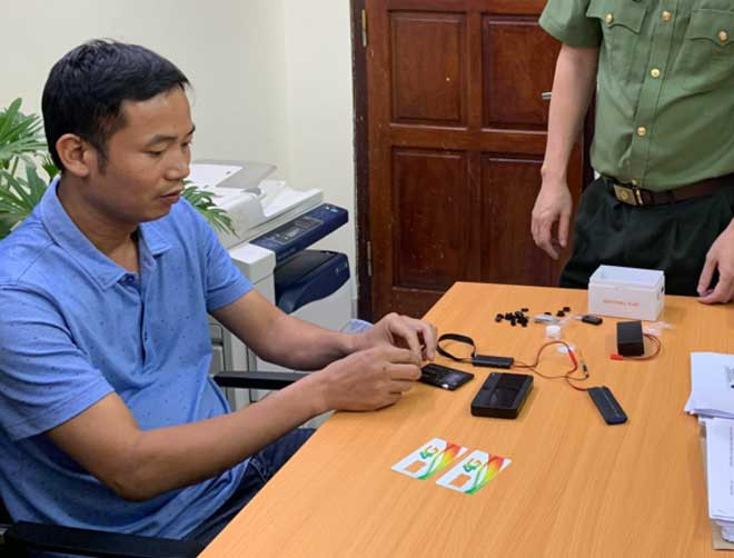 Đối tượng Toàn "thị phạm" cách lắp đặt thiết bị quay lén 