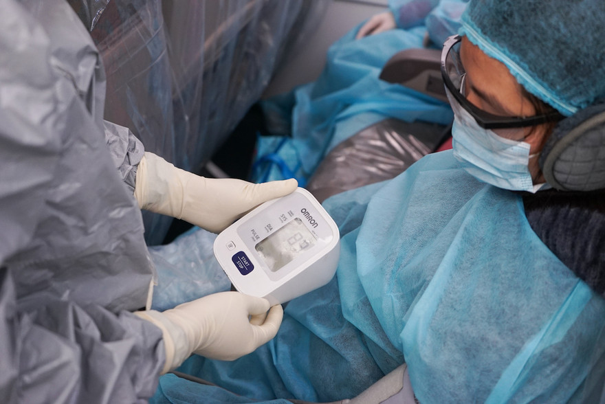 Trong suốt chuyến bay, hành khách được các bác sĩ theo dõi sức khoẻ bằng cách đo nhiệt độ cơ thể, nhịp tim. Ảnh: VNA.