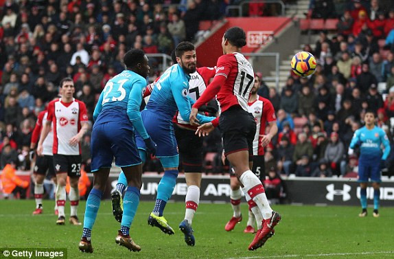 Giroud ghi bàn gỡ hòa 1-1 cho Arsenal.