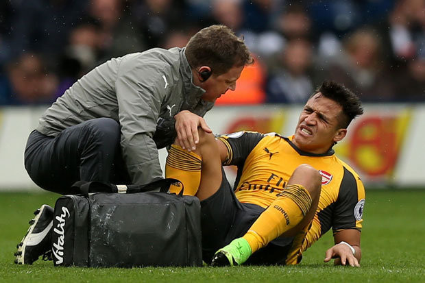 Alexis Sanchez lại dính chấn thương.