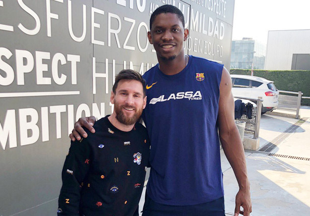 BẢN TIN Thể thao: Messi 'tí hon' bên sao bóng rổ