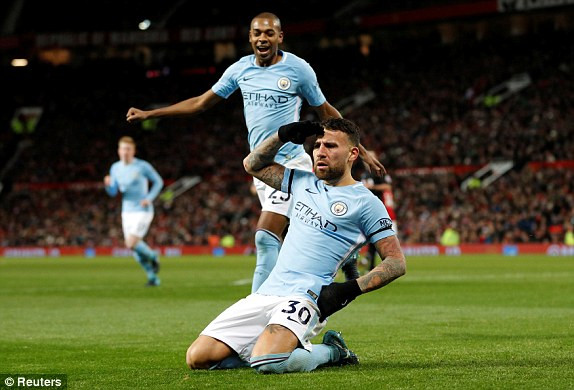 Otamendi ăn mừng bàn thắng nâng tỷ số lên 2-1 cho Man City