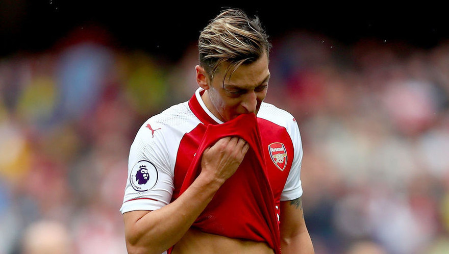 Arsenal rao giá bán Mesut Ozil.