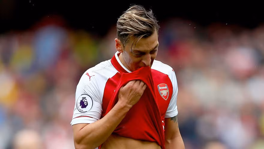 Arsenal rao giá bán Mesut Ozil.