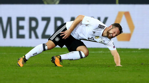 Shkodran Mustafi dính chấn thương rất nặng.