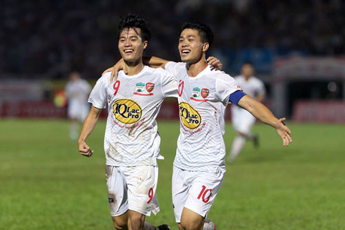 Văn Toàn (trái) sẽ sang thi đấu cho CLB Mito Hollyhock ở mùa giải tới.