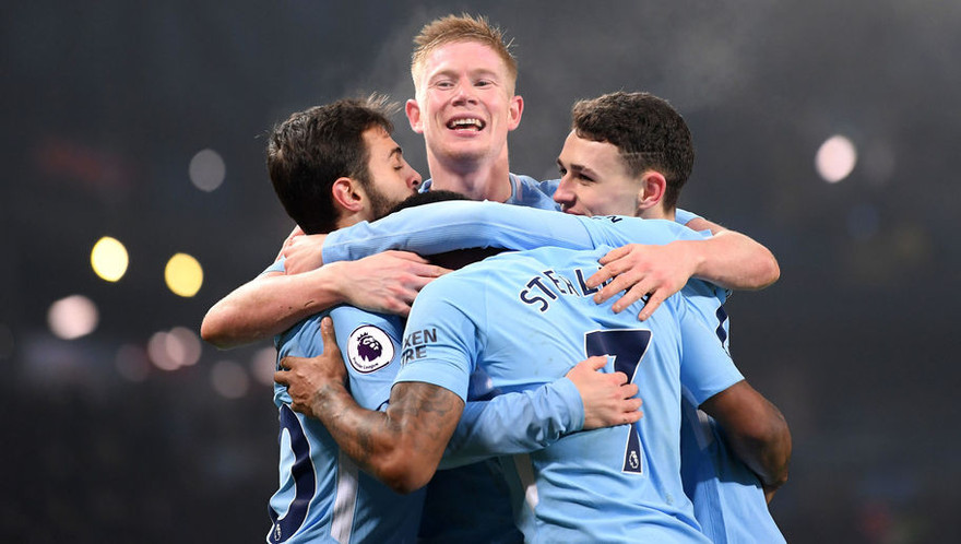 Các cầu thủ Man City bêu rếu M.U.