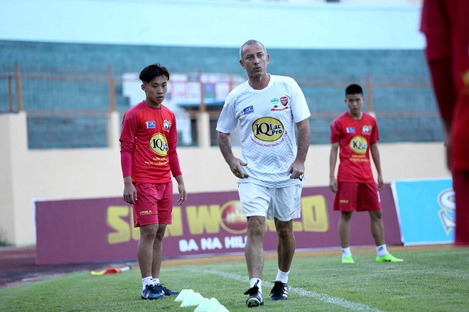 HLV Guillaume Graechen chuẩn bị tái xuất cùng U19 HAGL.