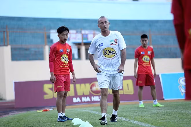 HLV Guillaume Graechen chuẩn bị tái xuất cùng U19 HAGL.