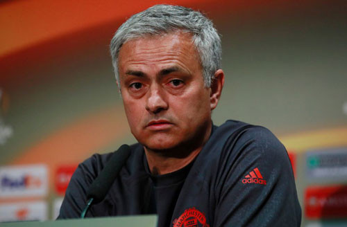 Mourinho phá vỡ kỷ lục của Sir Alex Ferguson.