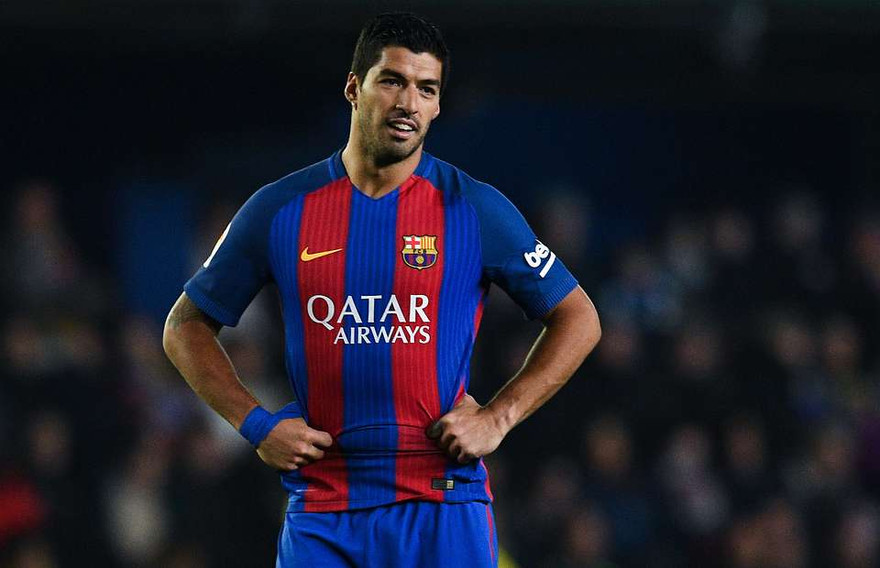 Luis Suarez thất vọng trong màu áo Barcelona thời gian qua.