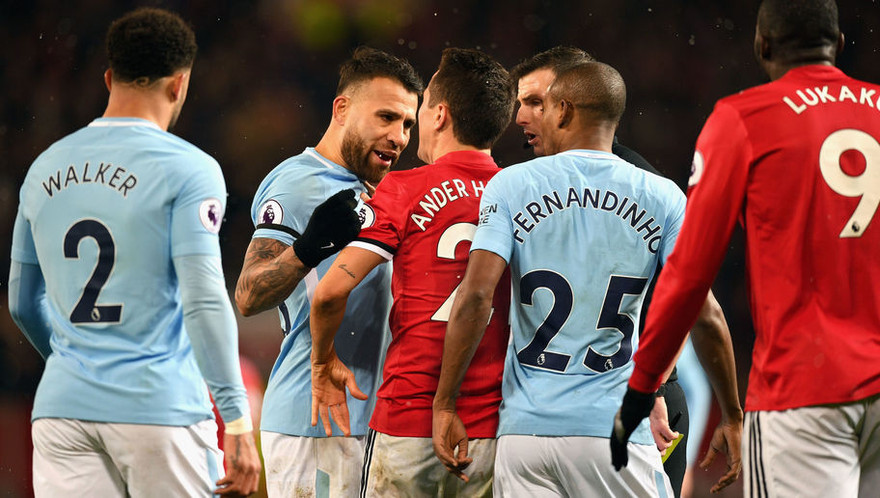 Ander Herrera bức xúc với trọng tài.