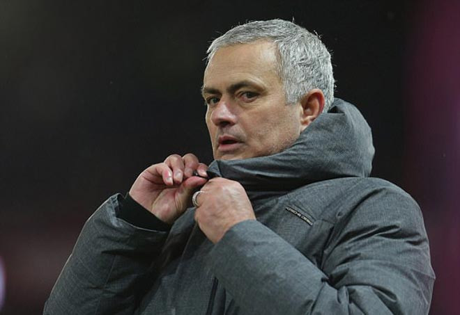 HLV Mourinho bị cầu thủ Man City ném chai nước vào đầu.