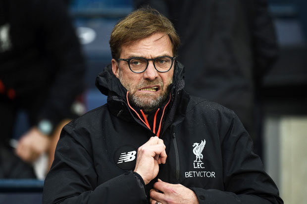 HLV Jurgen Klopp bức xúc khi trọng tài cho rằng mình có ý câu giờ.