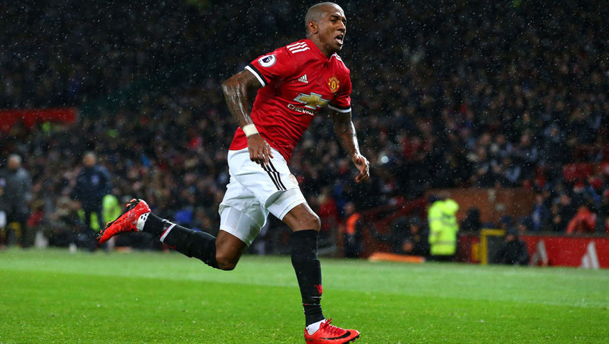 Ashley Young tỏa sáng trước Watford.