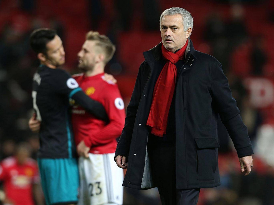HLV Mourinho đổ lỗi cho trọng tài.