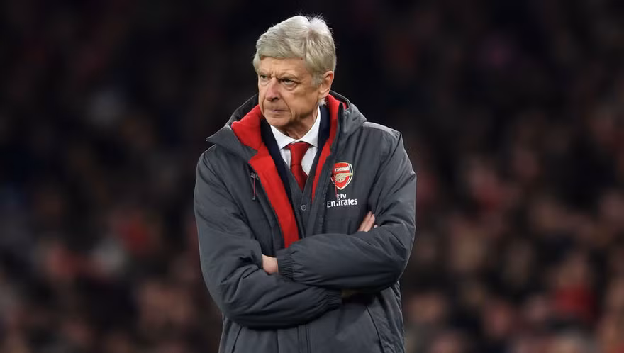 HLV Arsene Wenger thừa nhận bị các học trò chất vất về chiến thuật sau trận thua M.U.