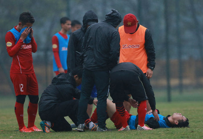 Công Phượng dính chấn thương.