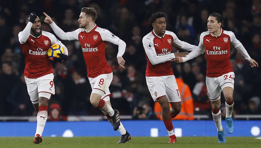 Aaron Ramsey nghỉ hết năm vì chấn thương.