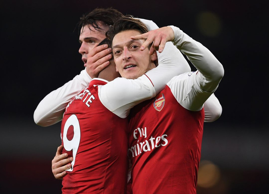 Mesut Ozil muốn lương cao và vị trí chính thức ở Barcelona.