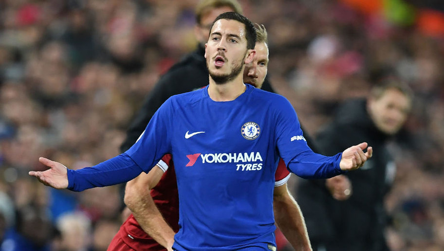 Eden Hazard luôn cố gắng tránh những va chạm trên sân.