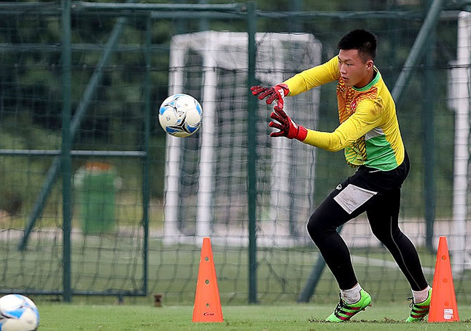 HLV Hoàng Anh Tuấn gạch tên thủ môn Phạm Đình Long.